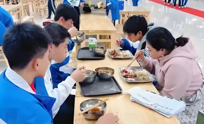 学校传统陪餐和智慧陪餐有哪些区别？