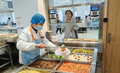 从透明公示到AI预警，中小学食堂安全数字解决方案